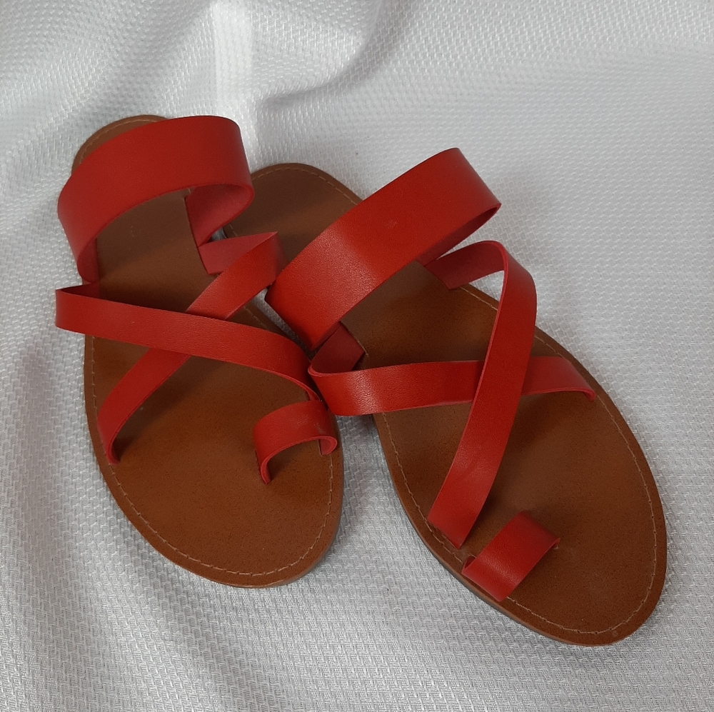 EUC Donnoddi Red Toe Ring Sandal size 8